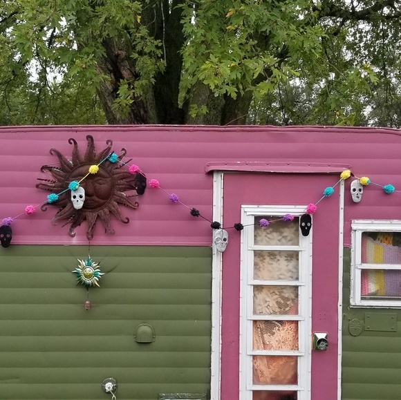 Skull Pom Pom Bunting Halloween Decor - Picture 3 of 5